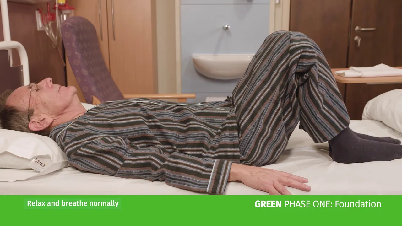 침대에 누워 있는 사람